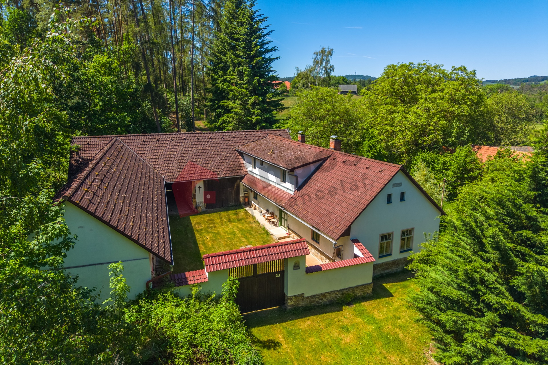 Prodej kouzelné chaloupky na polosamotě u Votic, Benešov. Ideální pro bydlení, glamping, eventy i in