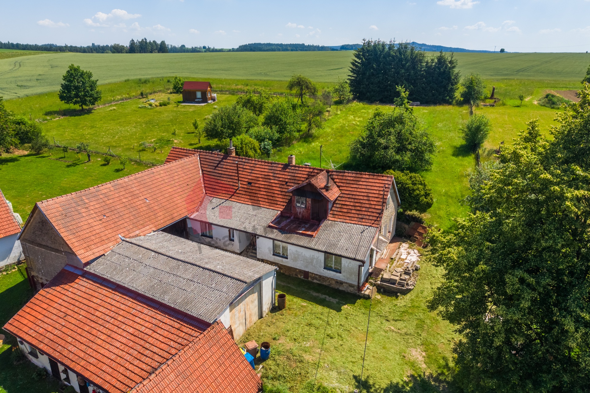 RD 140 m², garáž 55 m², stodola 106 m², pozemek 2 130 m² – Malý Ježov