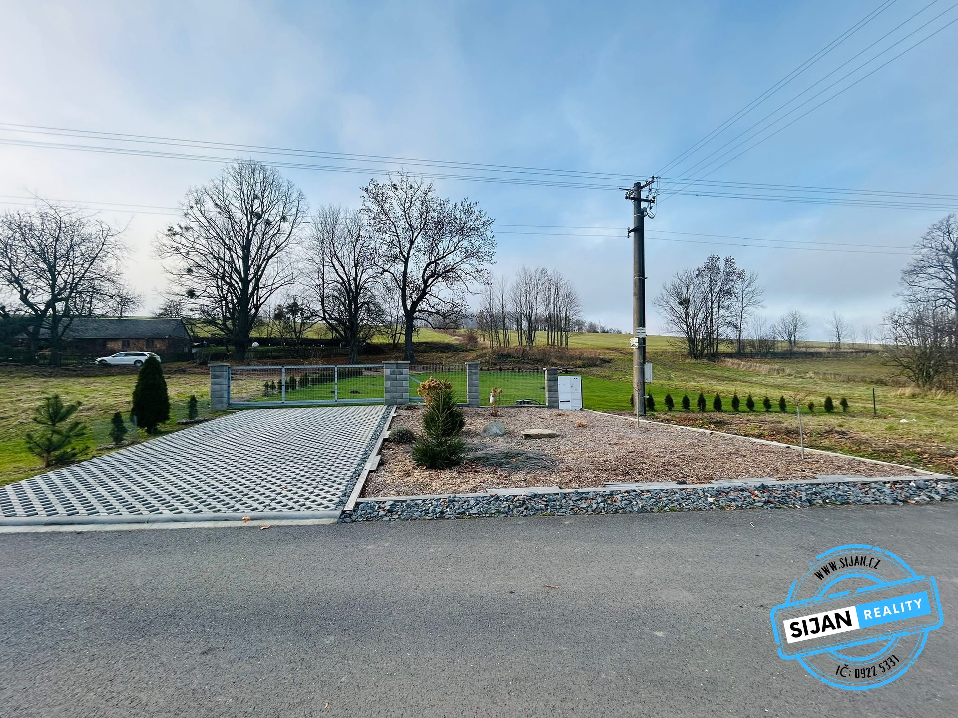 Vjezd na pozemek s posuvnou bránou