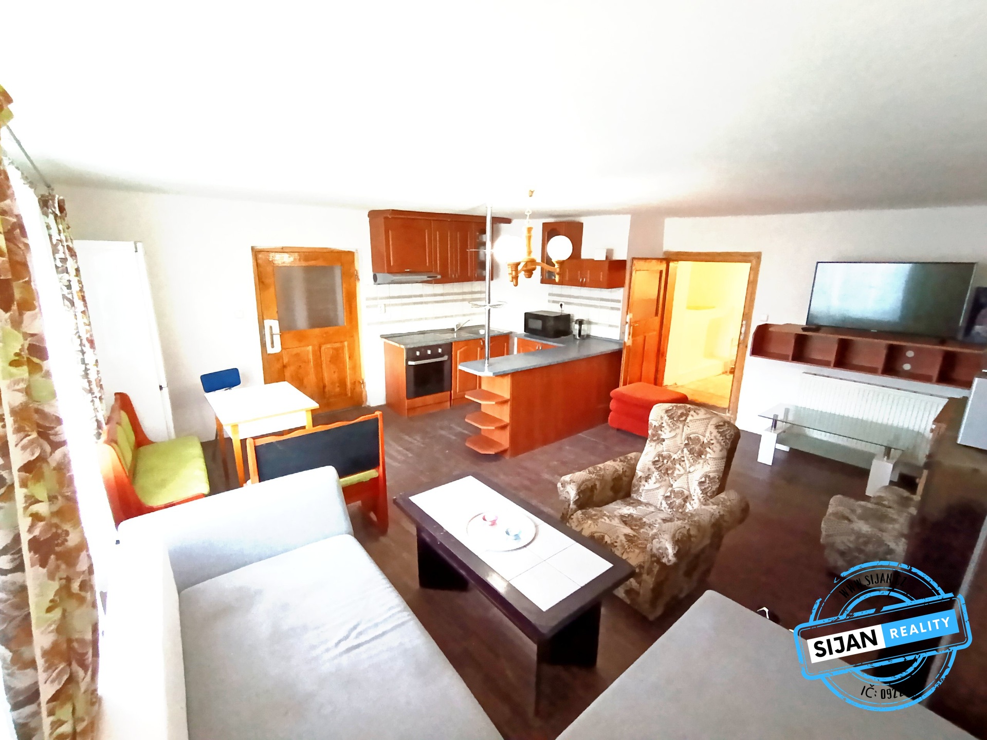 Obývací pokoj spojený s kuchyňským koutem