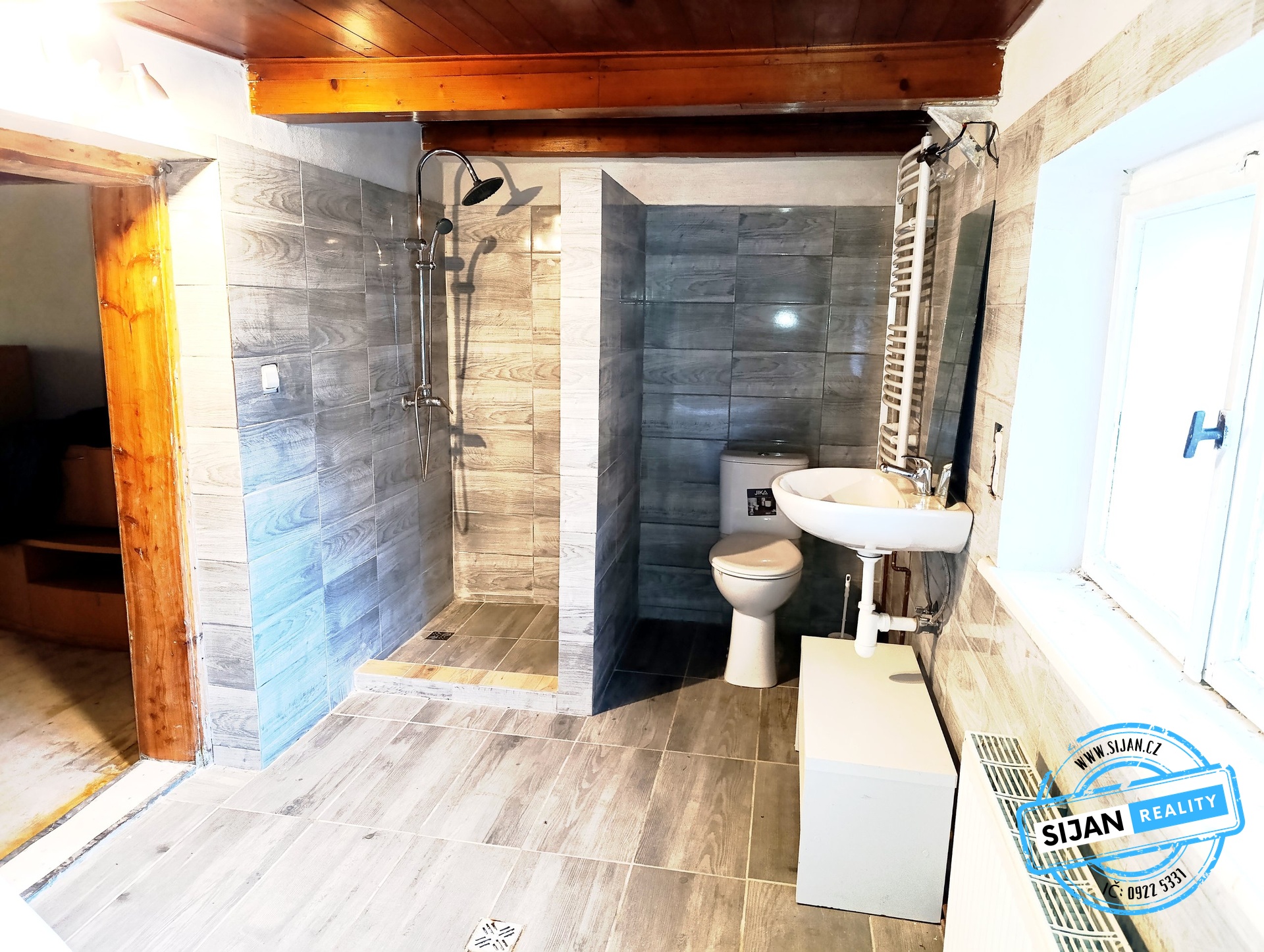 koupena se sprchovým koutem, toaletou a vanou 