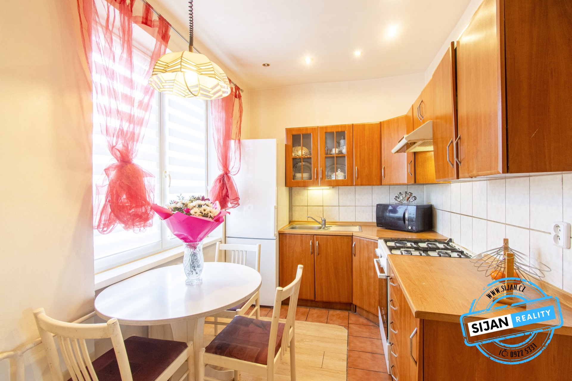 Kuchyň s jídelním stolem