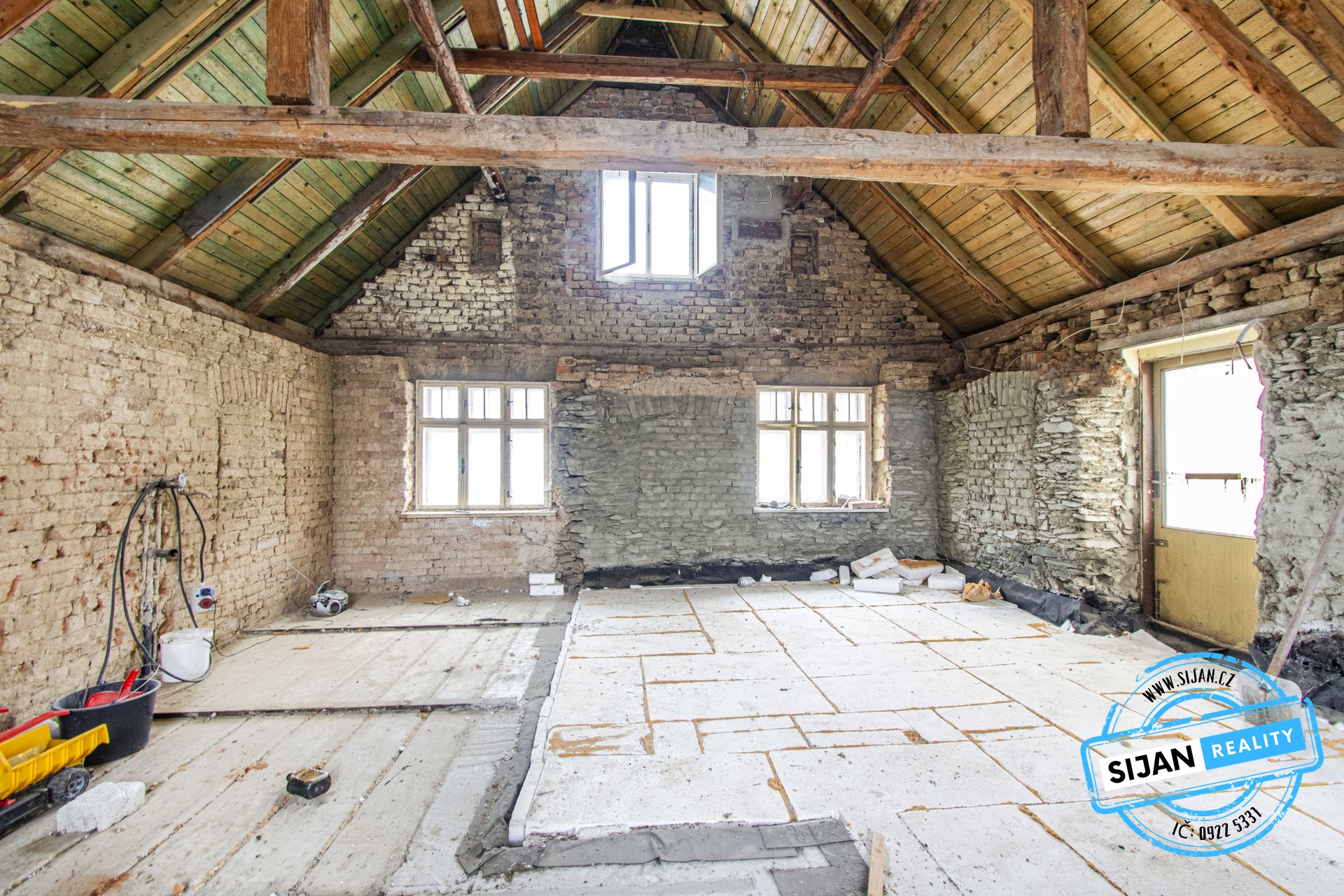 Prostor pro obývací pokoj s kuchyňským koutem