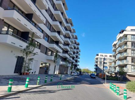 Pronájem garážového stání, 13 m² obrázek