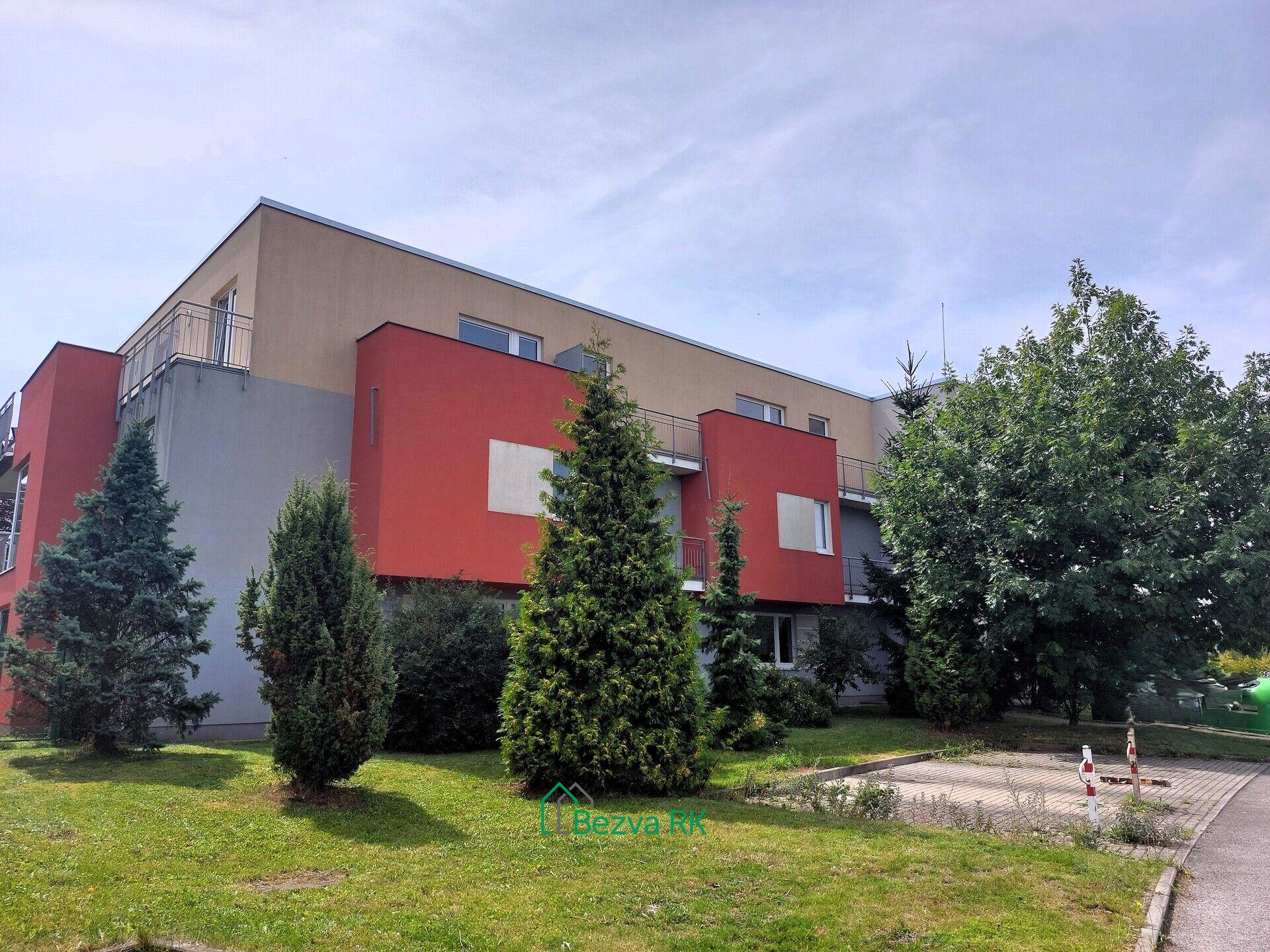 Pronájem bytu 1+KK s lodžií - Hostivice