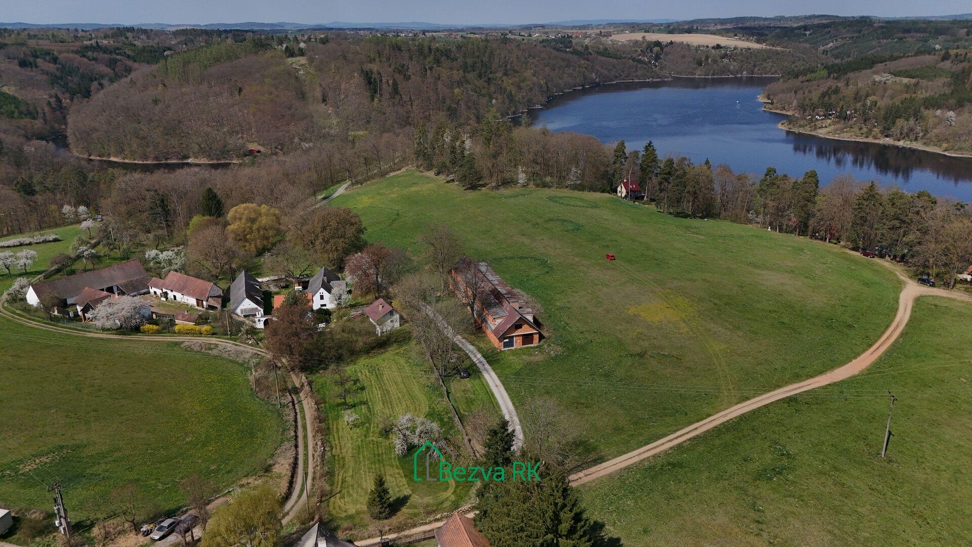 Rozsáhlý soubor nemovitostí u Orlické přehrady – chalupa, hotel v hrubé stavbě a 84.000m² pozemků