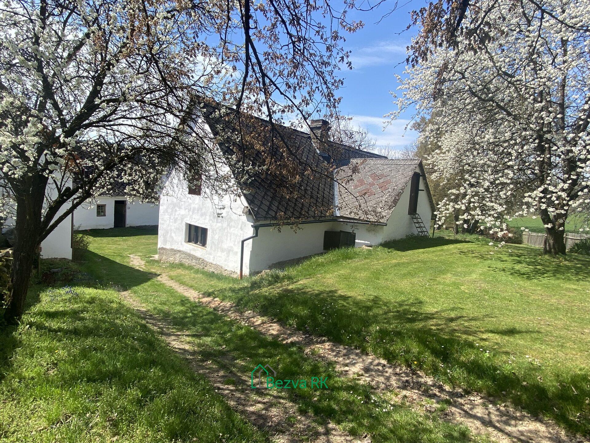 Rozsáhlý soubor nemovitostí u Orlické přehrady – chalupa, hotel v hrubé stavbě a 84.000m² pozemků