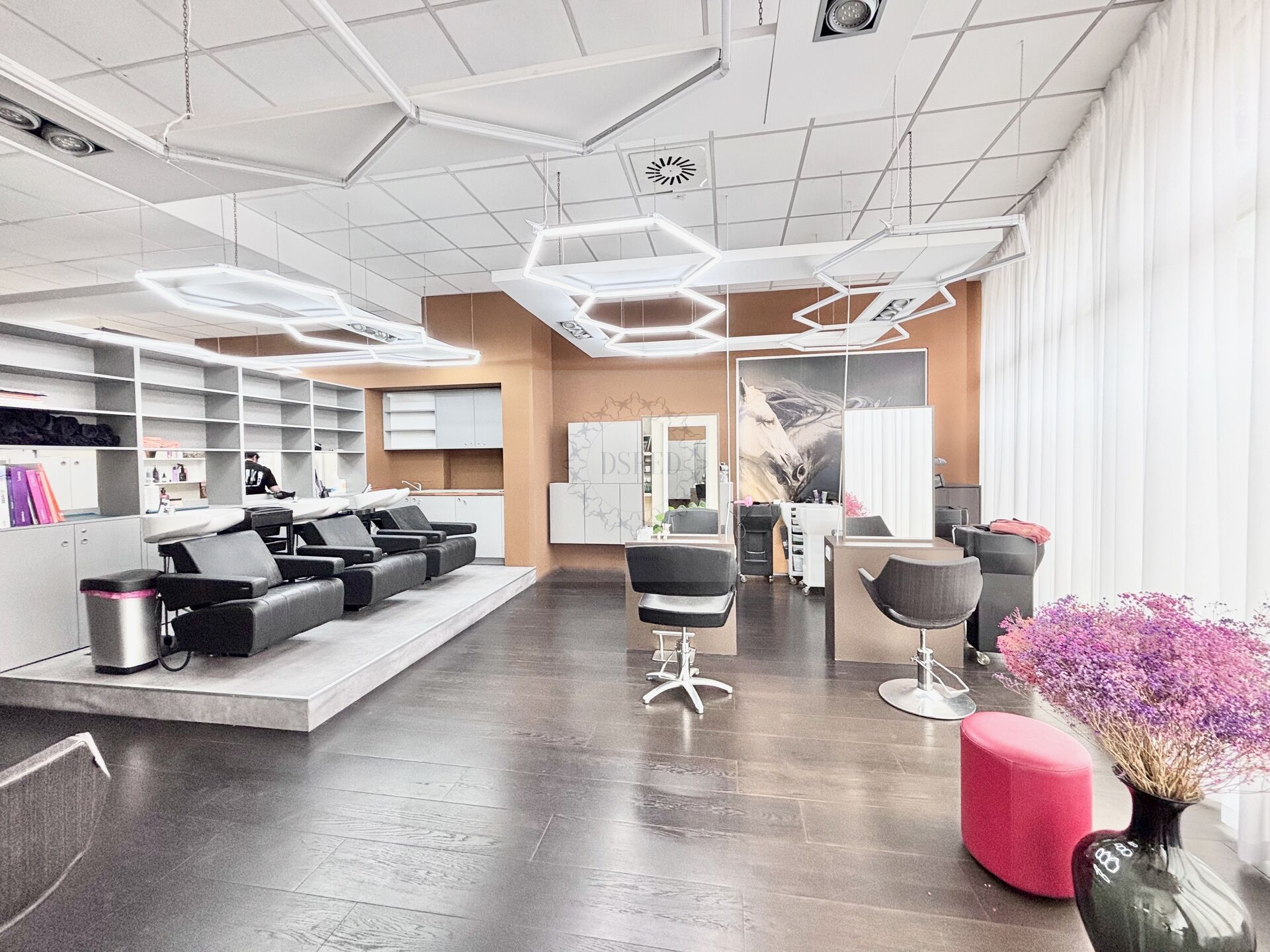 Nájem, obchodní prostory, 15 m2, kadeřnické křeslo