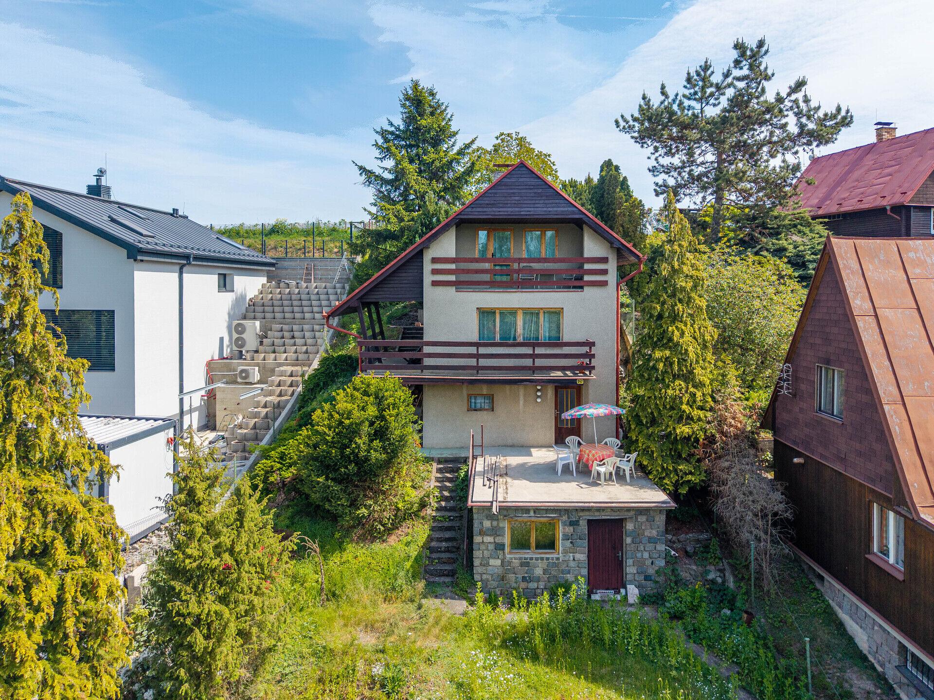 Prodej zděné chaty 3+1/lodžie/balkon/terasa/dílna, pozemek 384m2, Sluštice, Praha východ