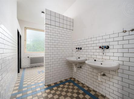 Prodej komerčního objektu, administrativní budova, 1 200 m²