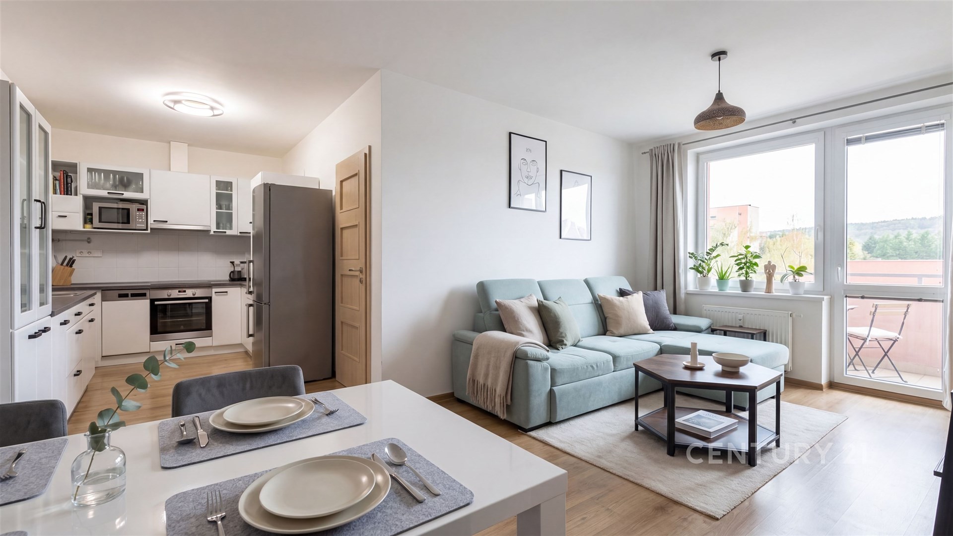 Prostorný obývací pokoj s moderní kuchyní, světlý interiér, kvalitní parketová podlaha, velká okna, elegantní zařízení, svěží atmosféra.