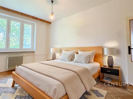 Pronájem bytu, garsoniéra, 73 m²