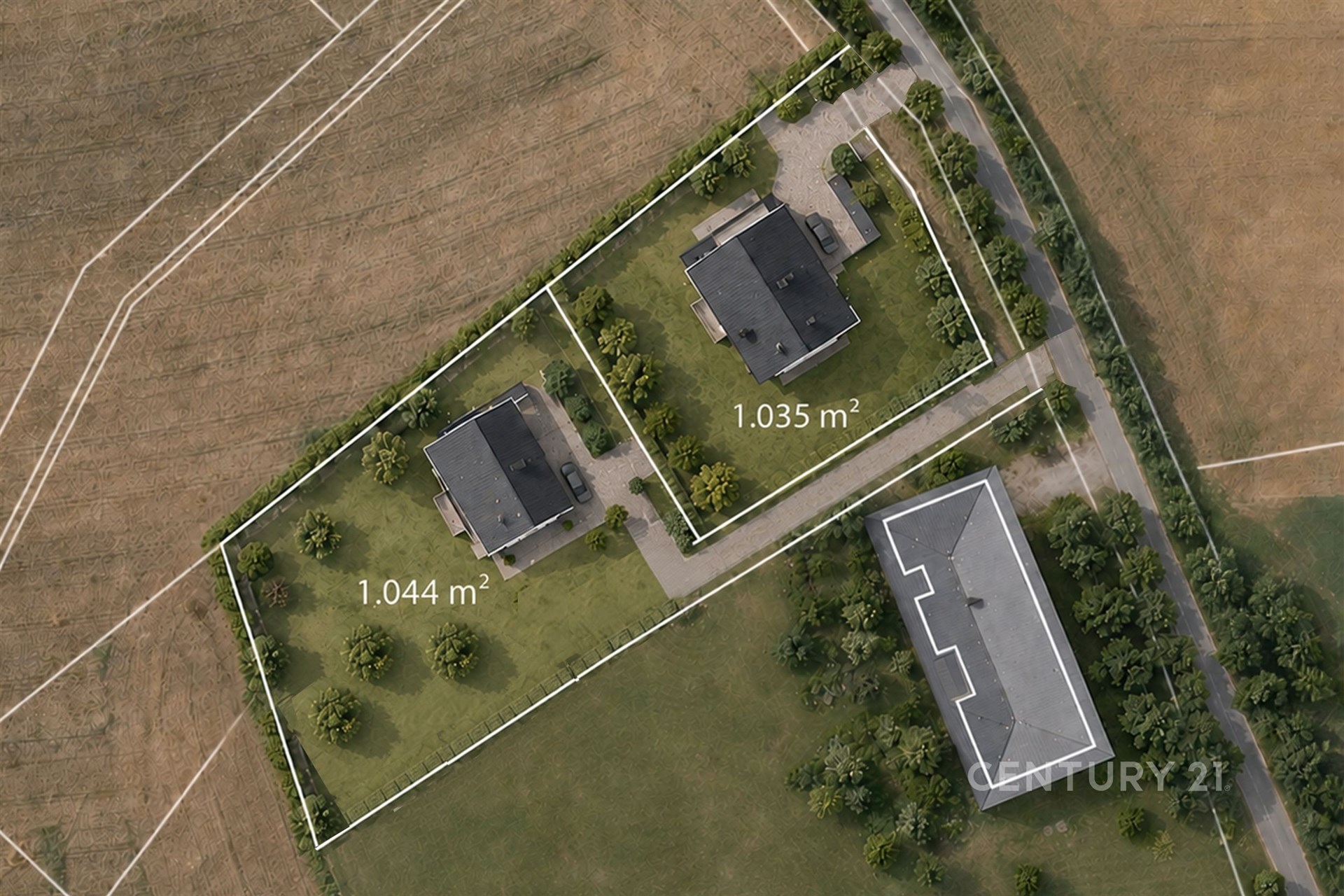 Letecký pohled na dvě pozemky s rodinnými domy, každý o rozloze přes 1000 m², obklopený zelení a přístupovou cestou v přírodním prostředí.