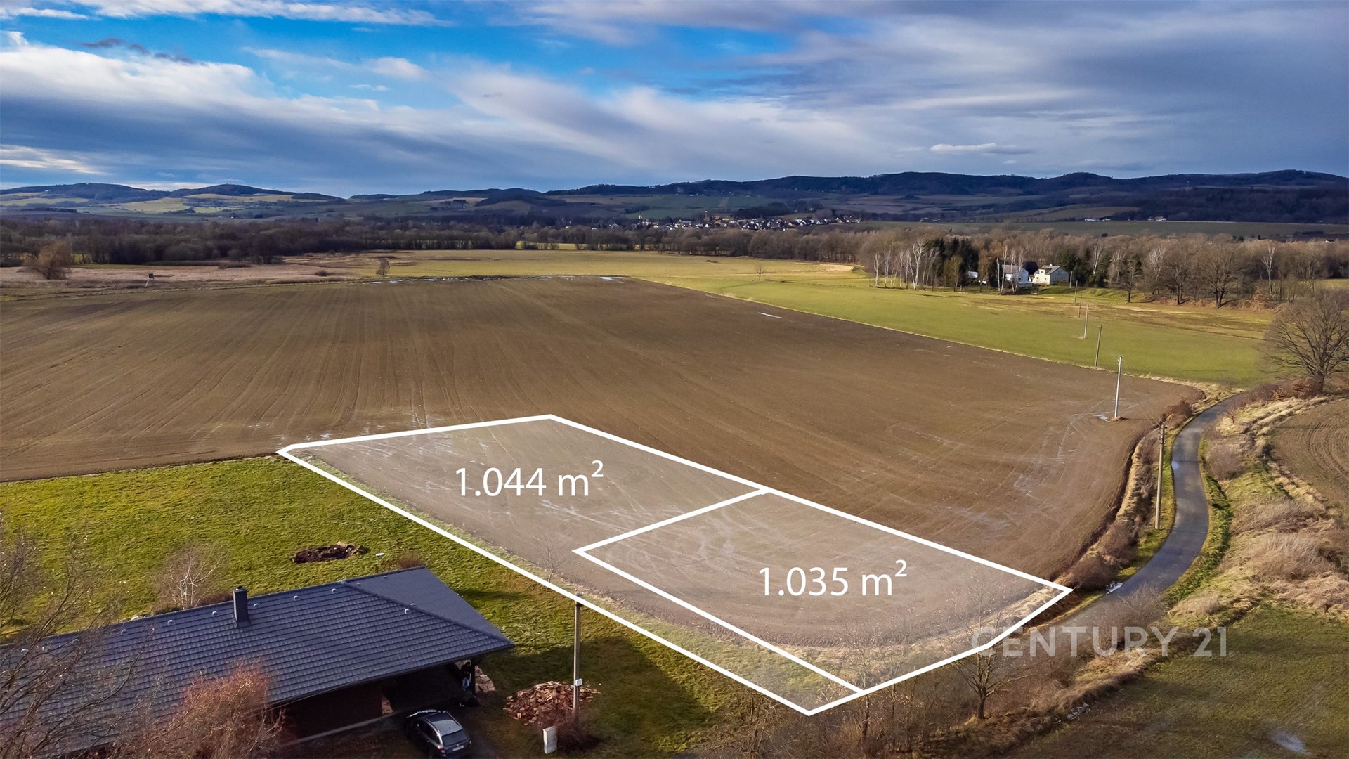 Stavební pozemek s rozlohou 1044 m², obklopený krásným výhledem na krajinu, v klidné lokalitě poblíž vesnice, ideální pro rodinný dům.