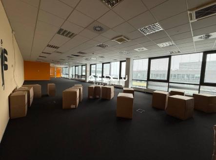 Pronájem kanceláře, 1 330 m²