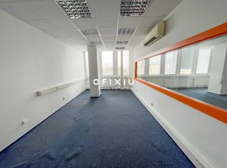 Pronájem kanceláře, 470 m²