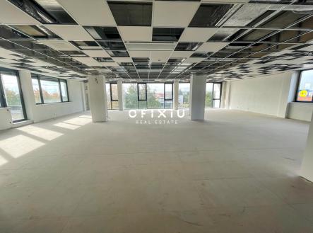 Pronájem kanceláře, 275 m²