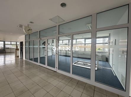 Pronájem - kanceláře, 456 m²