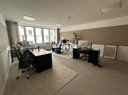 Pronájem kanceláře, 380 m²