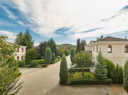Pronájem - dům/vila, 255 m²