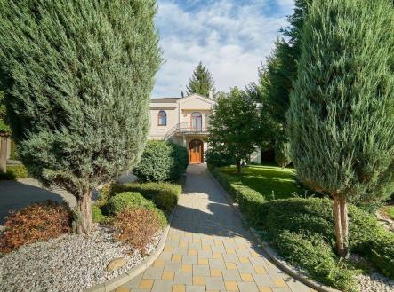 Pronájem - dům/vila, 255 m²