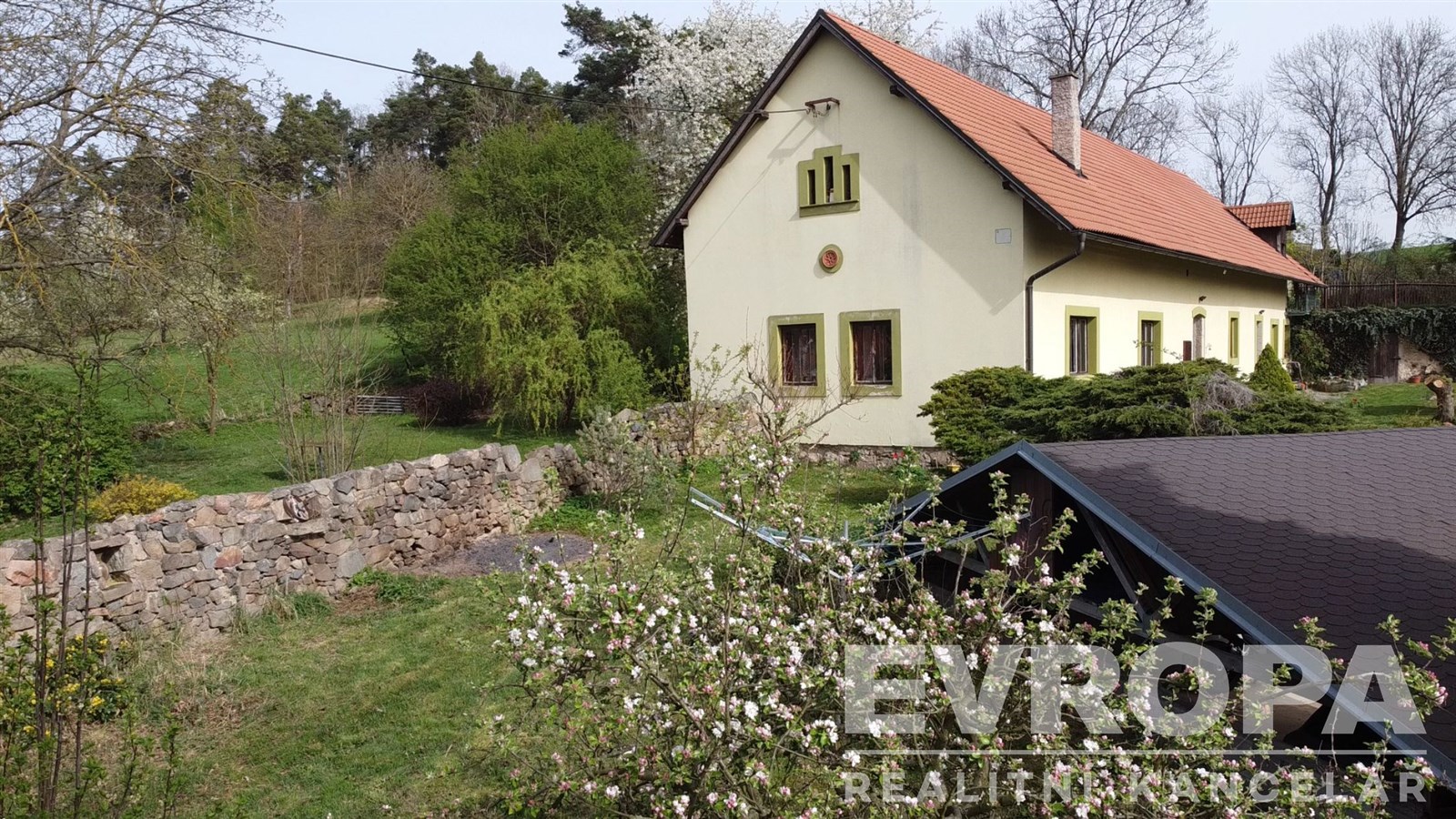 venkovní obytný prostor s trávník a pohled na lesy
