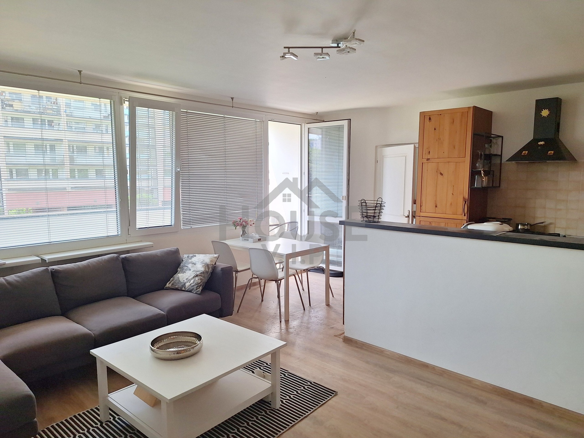 Pronájem bytu 4+kk, s 3 lodžiemi, Praha 10, Vršovice, Kazašská.