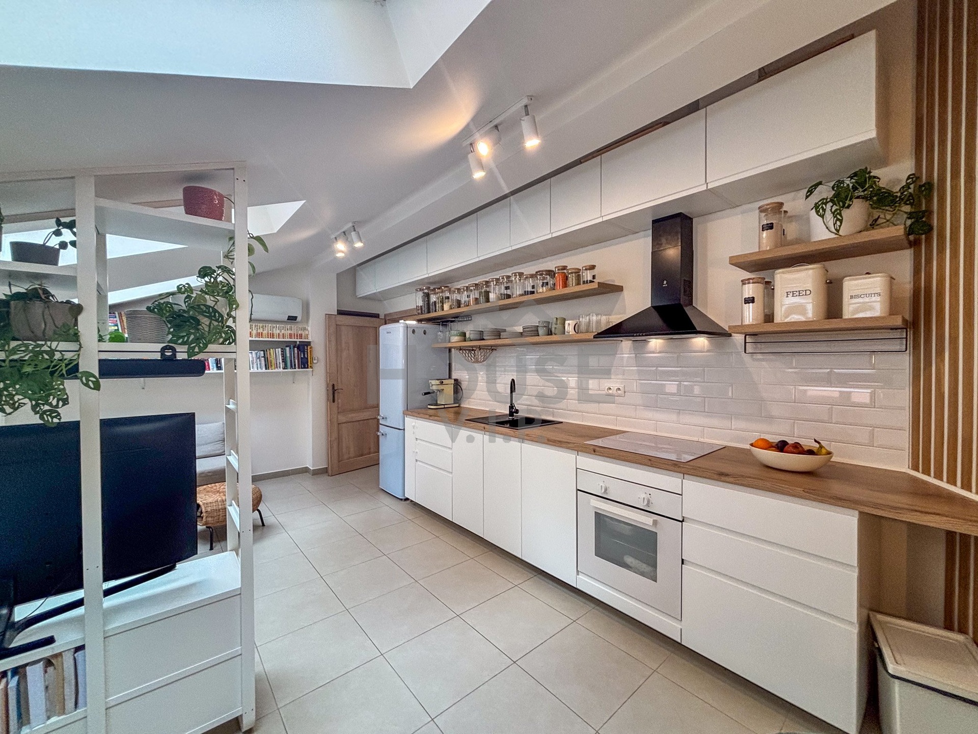 Prodej moderního bytu 2+kk, 55 m² – Praha 2 – Nové Město, klidný vnitroblok se zelení, osobní vlastn