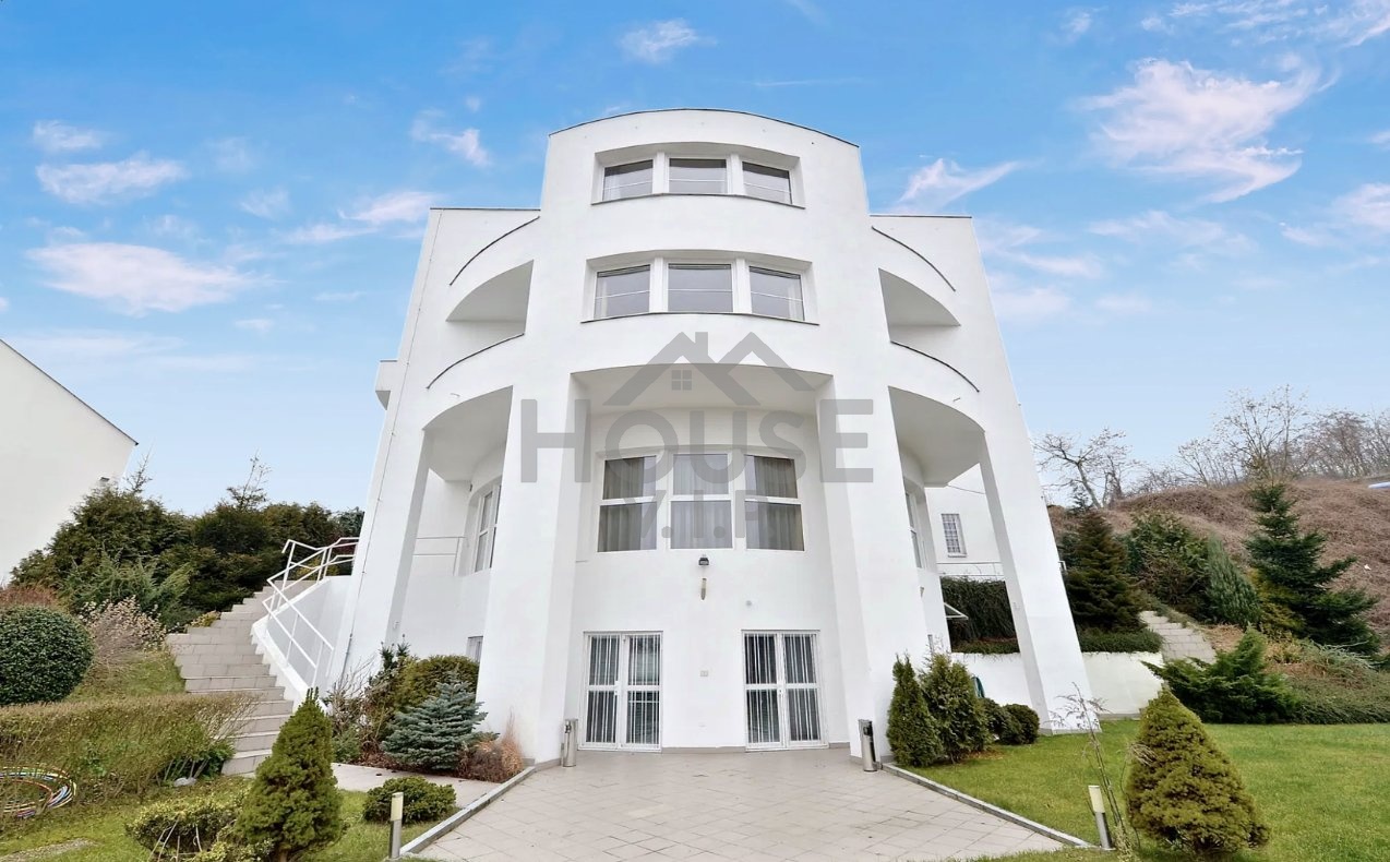 Pronájem vily, 839 m², Praha 5 - Smíchov.