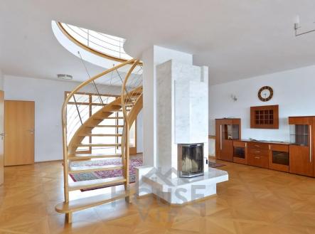 Pronájem domu/vily, 839 m²