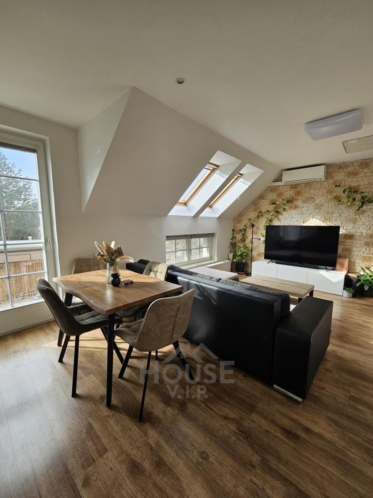 Prodej světlého bytu 2+kk s balkonem, 64 m², Holubice, Praha západ.