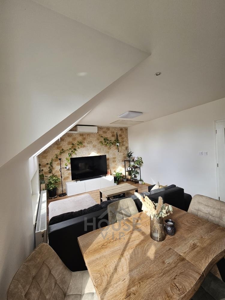 Prodej světlého bytu 2+kk s balkonem, 64 m², Holubice, Praha západ.