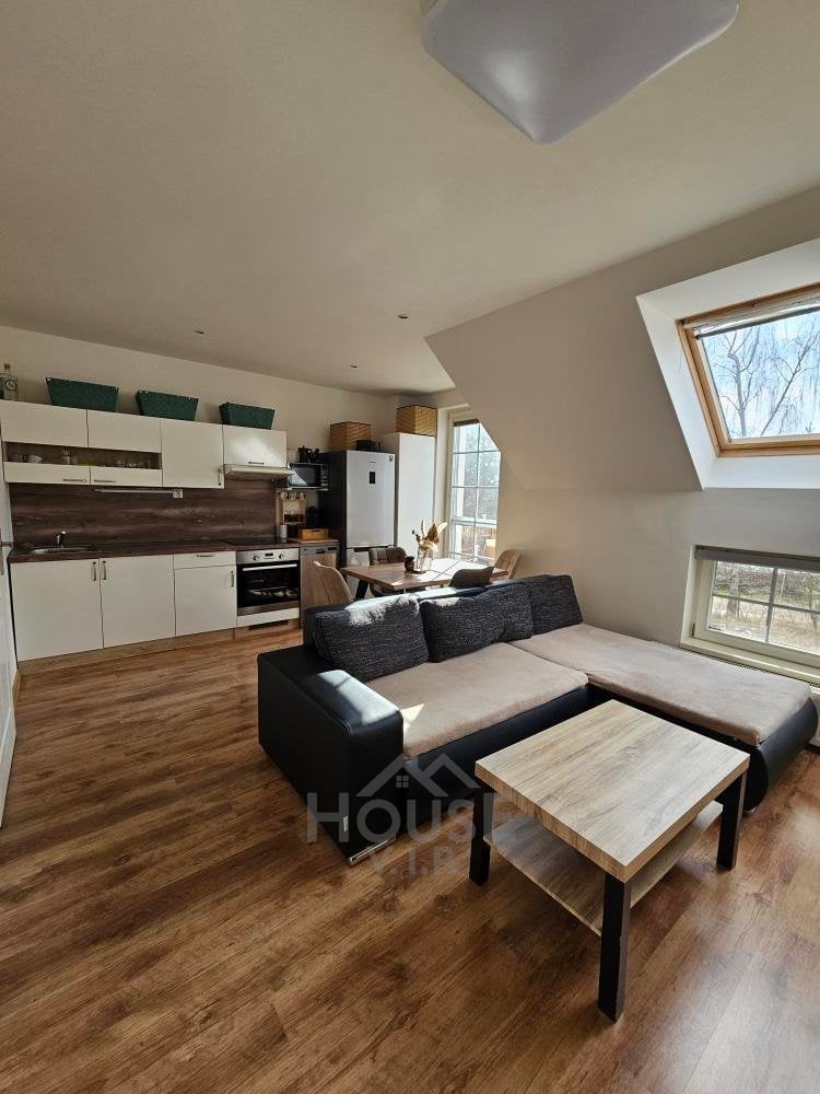 Prodej světlého bytu 2+kk s balkonem, 64 m², Holubice, Praha západ.