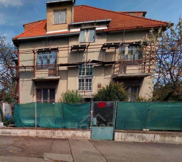 Prodej podílu, id.1/4 domu 430 m² a pozemku, Praha 5 - Hlubočepy.