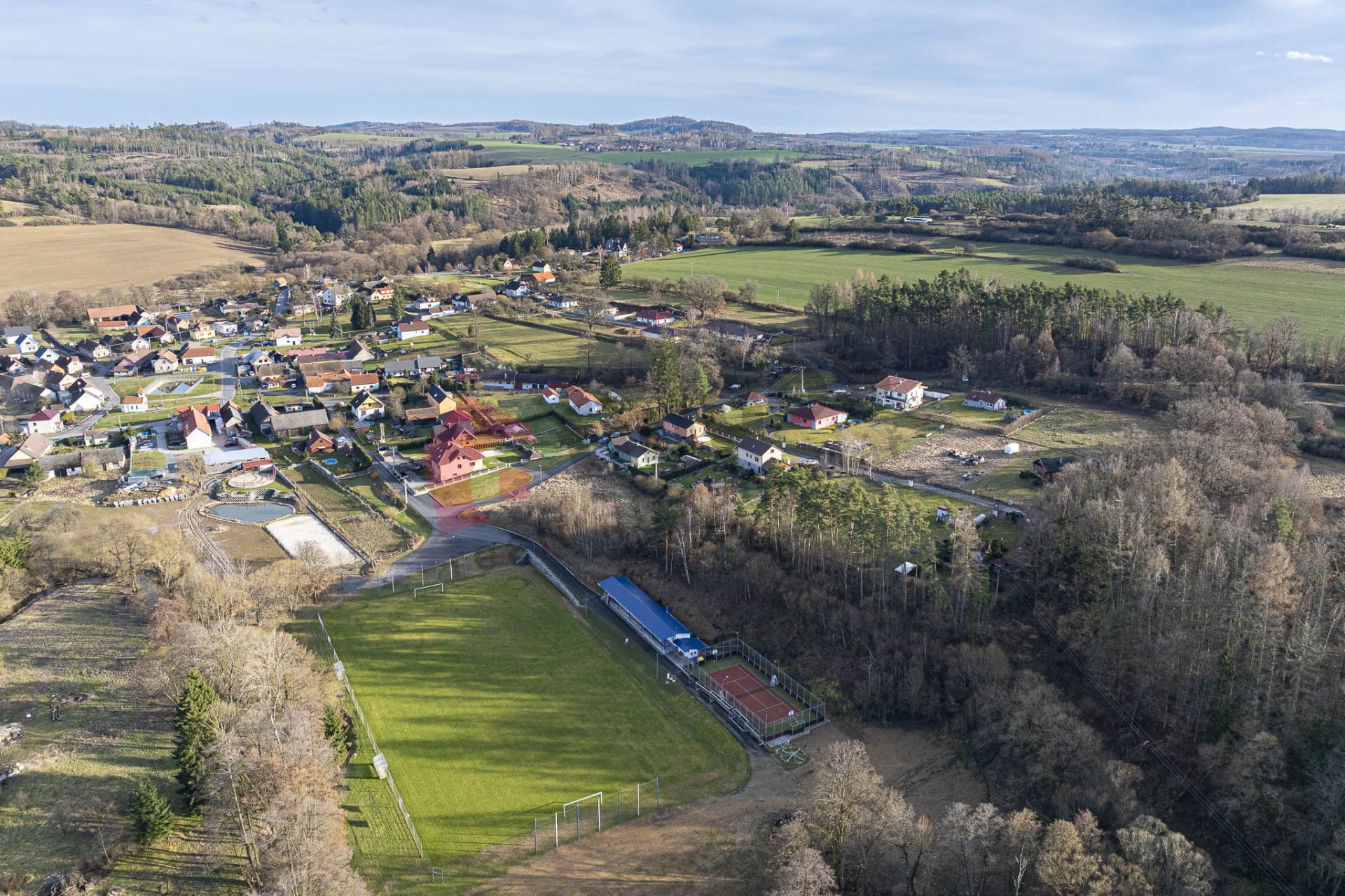 Prodej pozemku se stavebním povolením 1187m2 v Libži, okr. Benešov. 