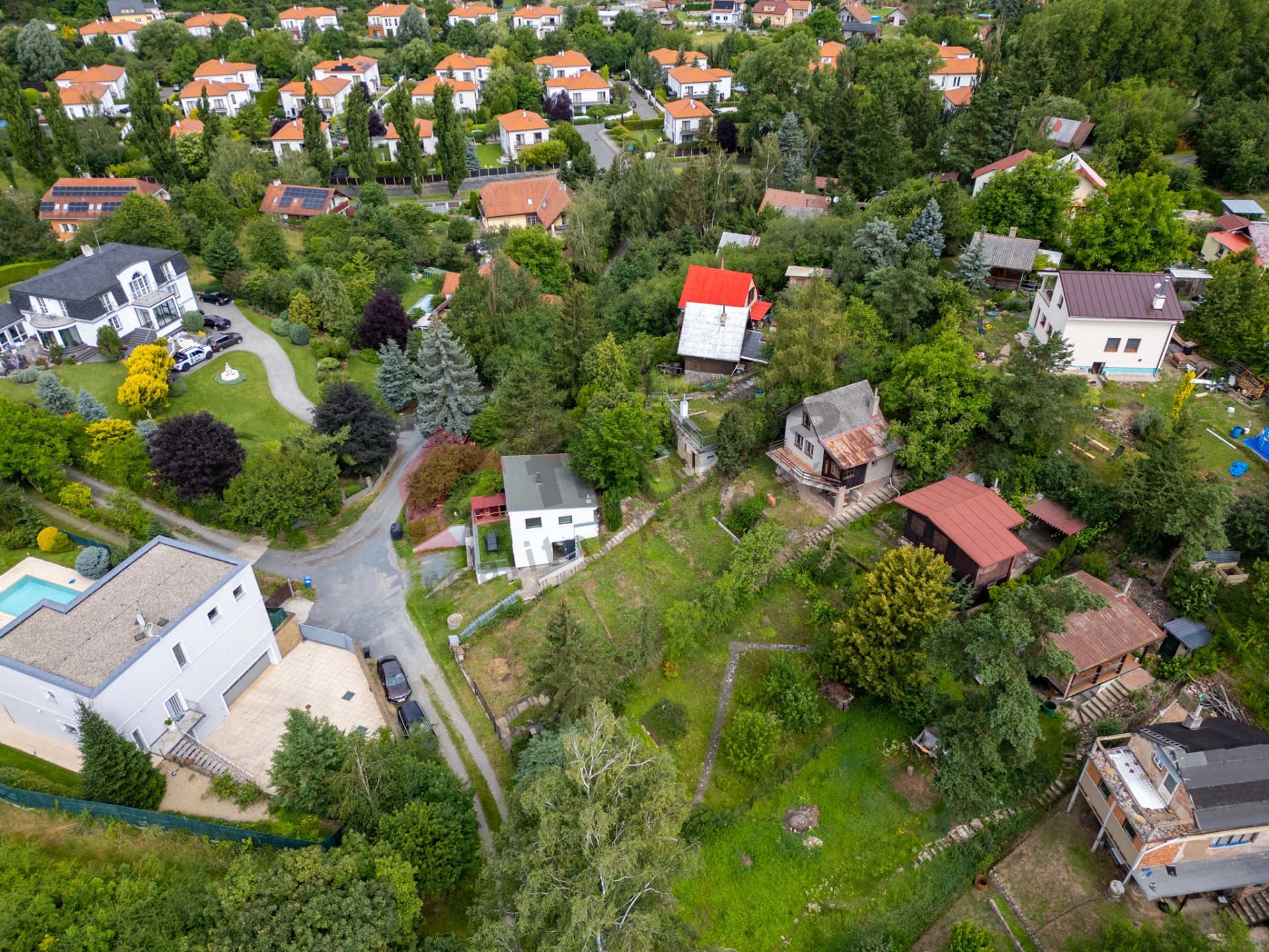 Prodej stavebního pozemku s chatou ve Statenicích