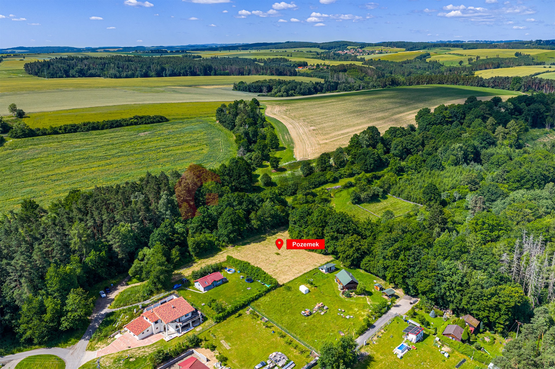 Prodej  stavebního pozemku  2 748 m2 , v Libži, okr. Benešov.
