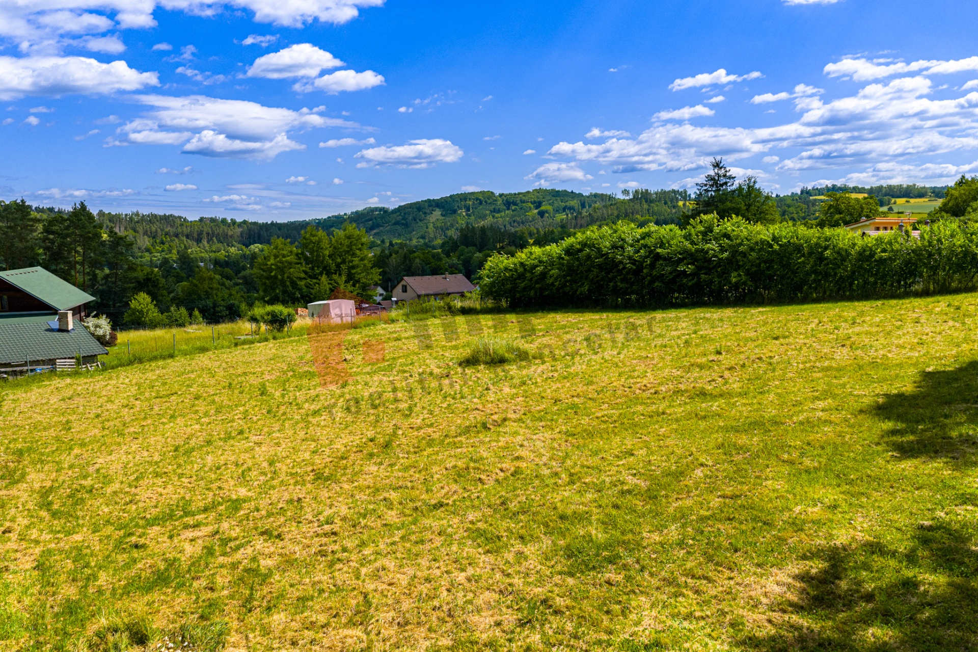 Prodej  stavebního pozemku  2 748 m2 , v Libži, okr. Benešov.