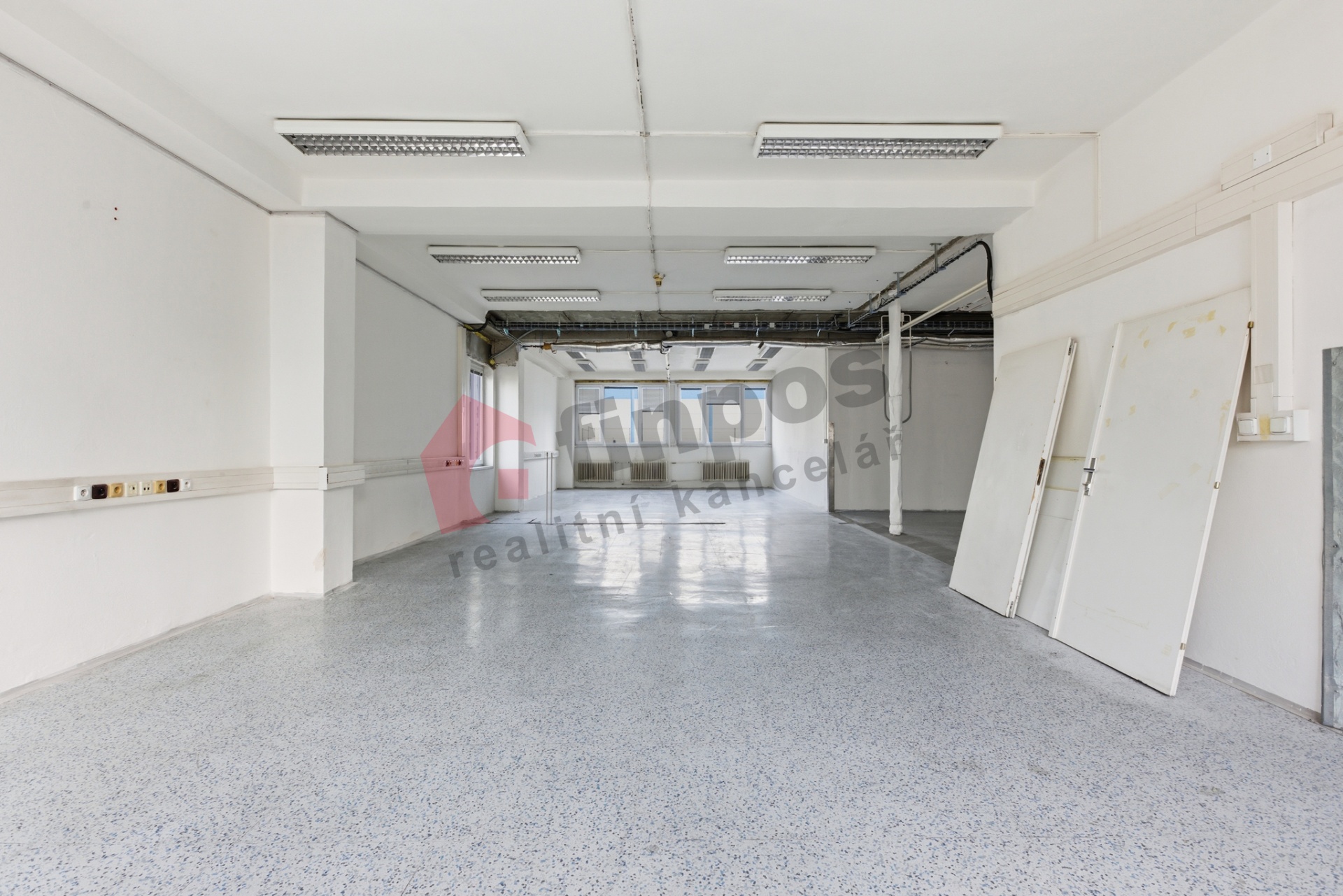 Pronájem komerčních prostor - hala / sklad - 453 m2 - Tábor