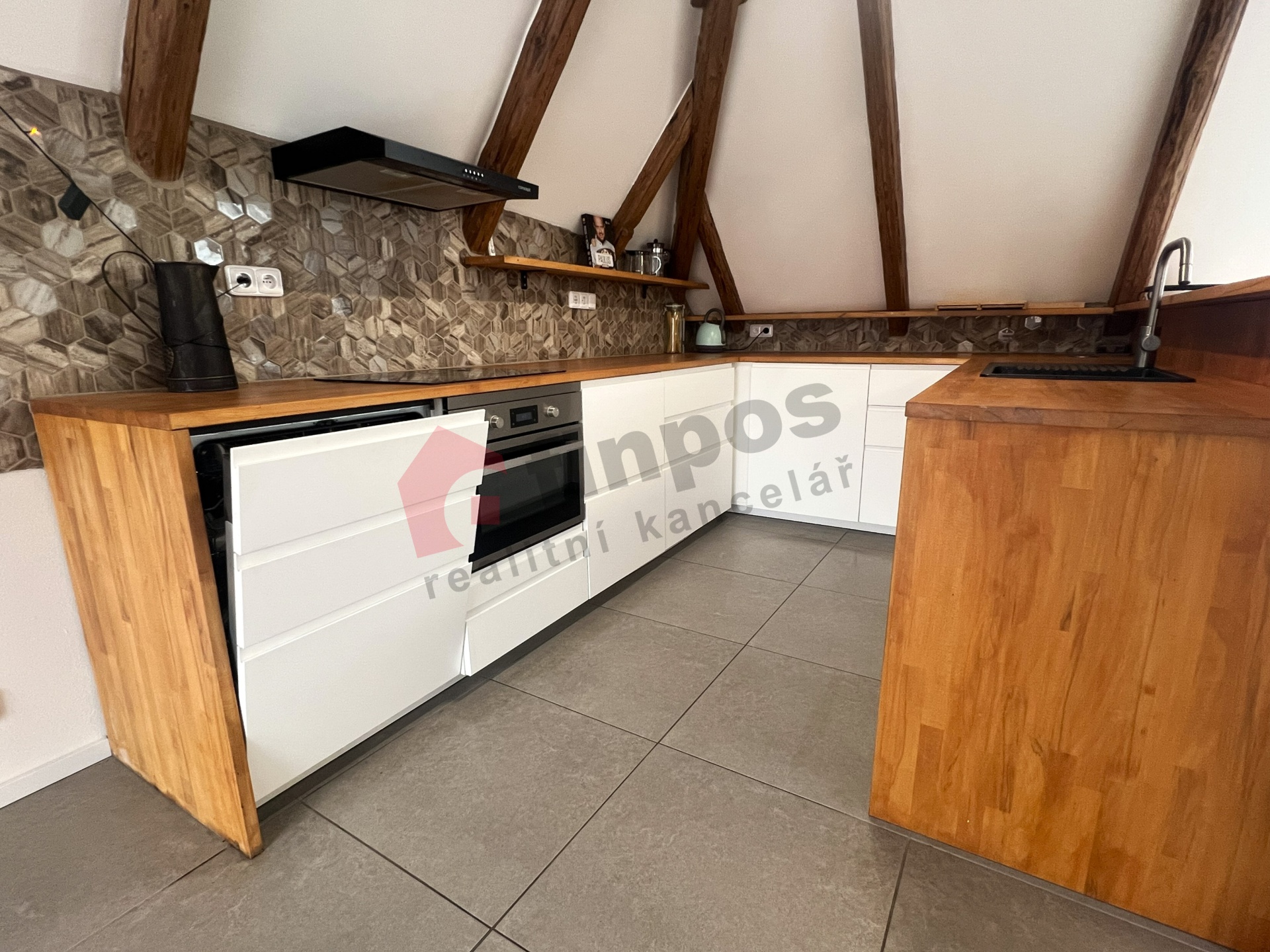 Pronájem podkrovního bytu 2+kk 65 m² Černé Voděrady, Praha-východ