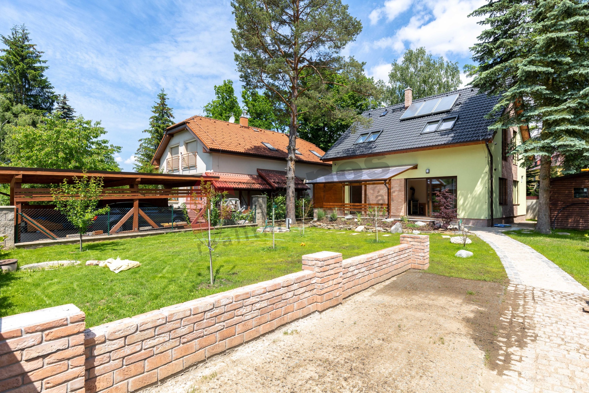 Pronájem domu 5+kk, 133m2 + terasa 18m2 na pozemku 434m2 v Kamenici u Prahy