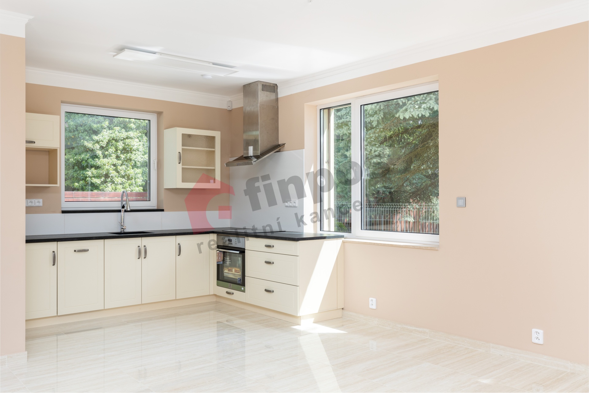 Pronájem domu 5+kk, 133m2 + terasa 18m2 na pozemku 434m2 v Kamenici u Prahy