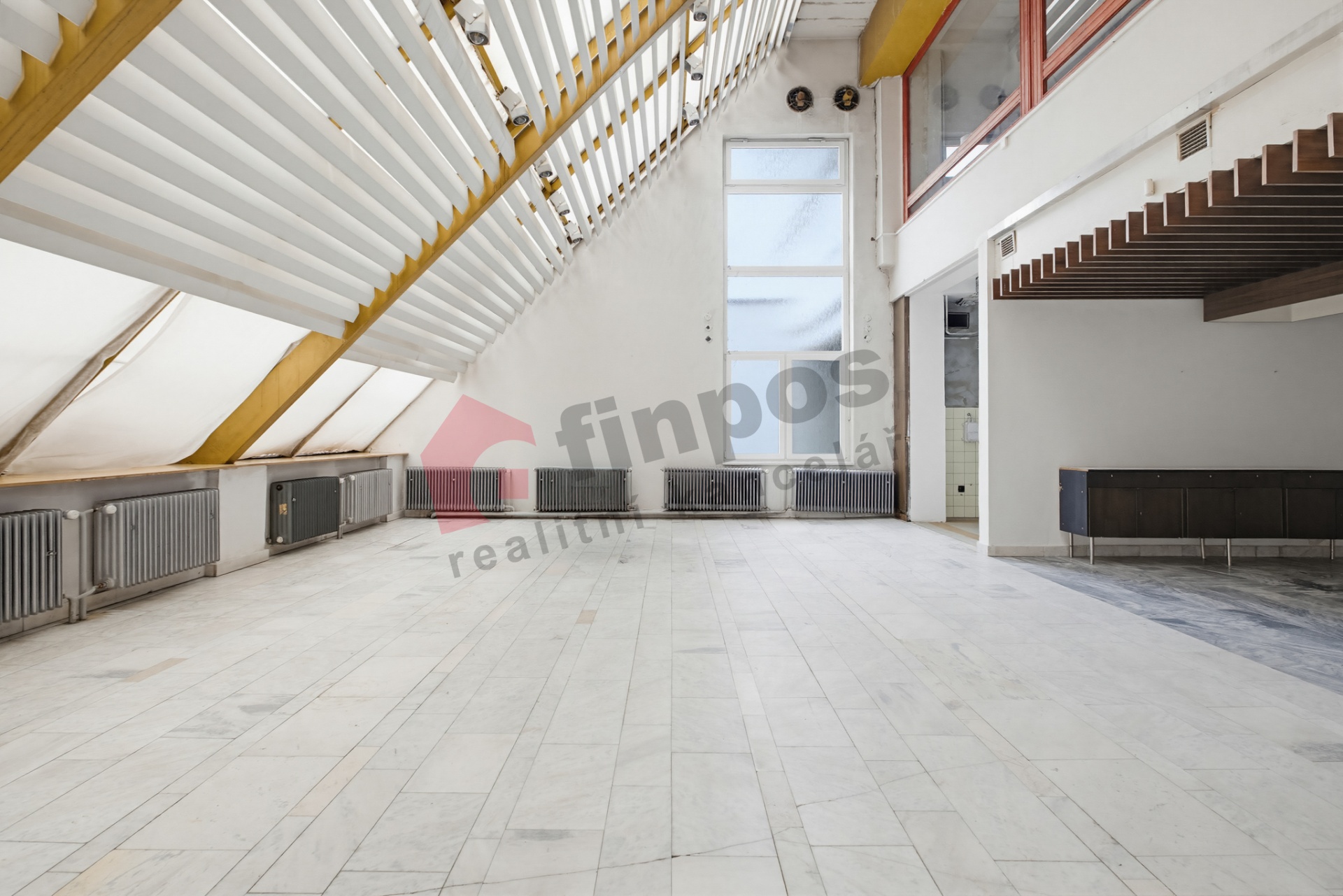 Pronájem obchodního prostoru - bistro / kavárna / hala - 158 m2 - Tábor