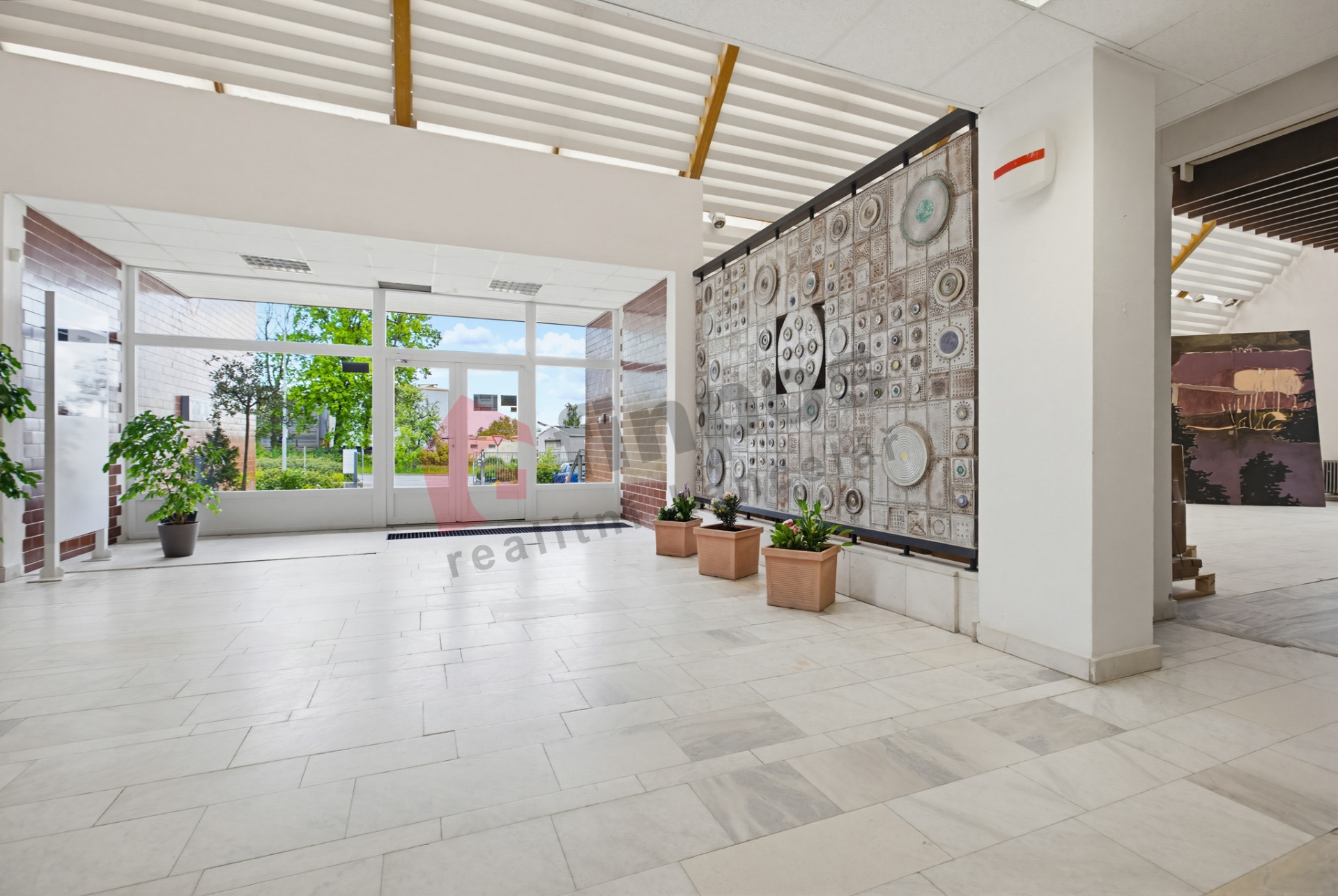 Pronájem obchodního prostoru - showroom / hala / prodejna - 194 m2 - Tábor