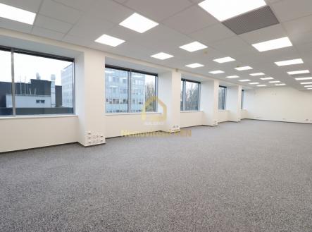 Pronájem kanceláře, 275 m²
