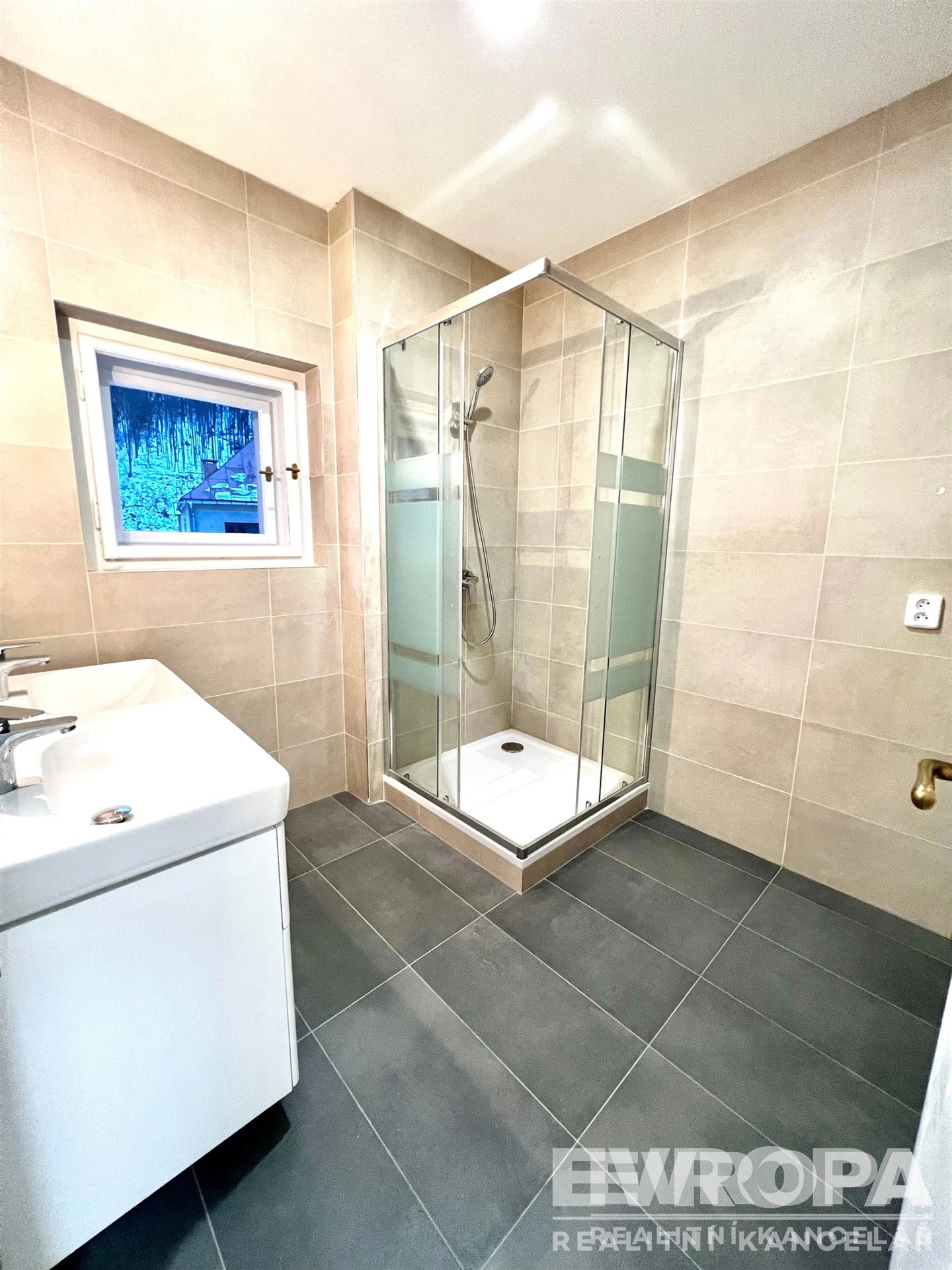 vana s sprcha, kachličková podlaha, stěna dlaždic, a skříňka pod dřez