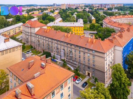 DŮM