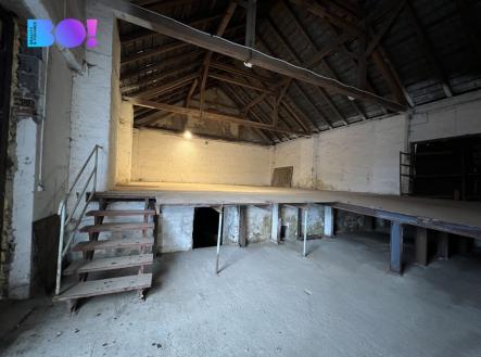 Pronájem skladovací prostor, 300 m²