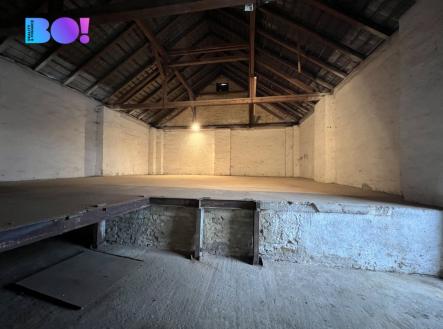 Pronájem skladovací prostor, 300 m²