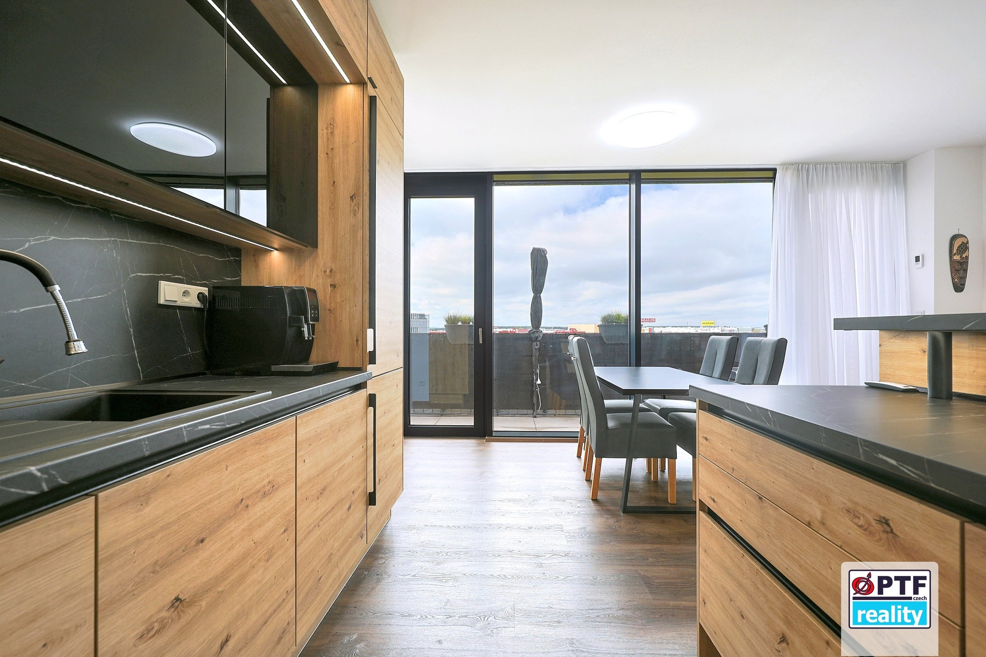 Penthouse s terasou, výhledem do parku a inteligentním ovládáním | Plzeň